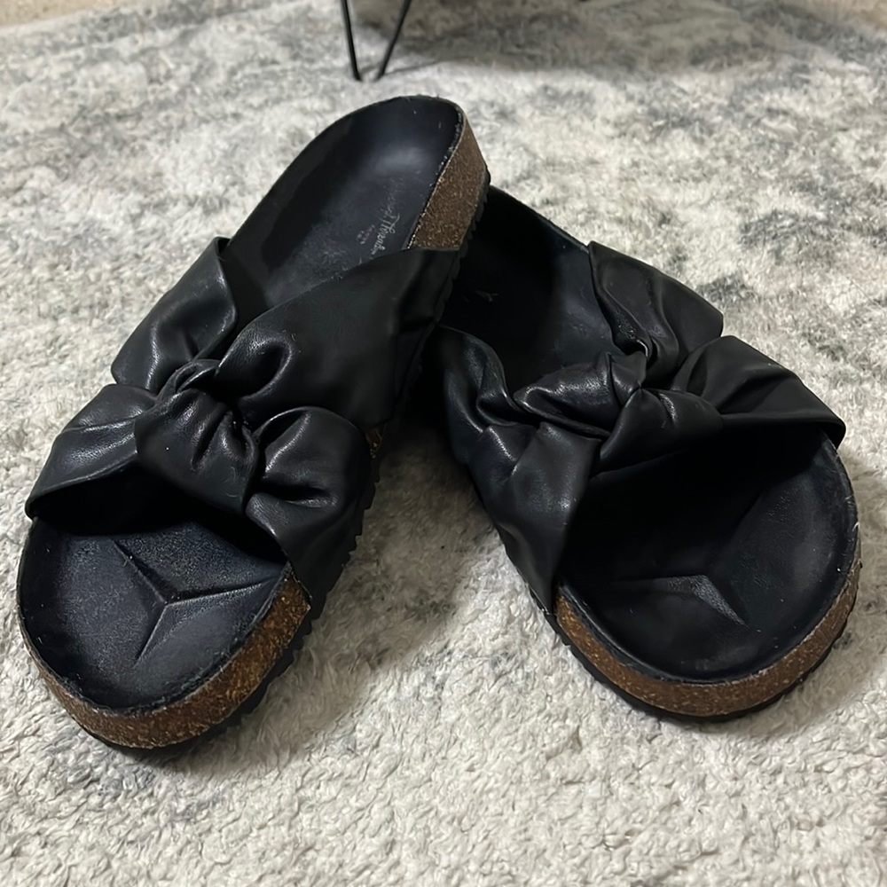 Black Universal Thread Sandals. Size 6.5